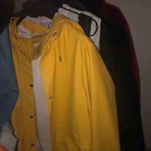  - En regnjacka i världens härligaste färg! Perfekt såhär års med en stickad tröja under :) råsnygg men används aldrig därav nyskick  PRIS KAN DISKUTERAS 