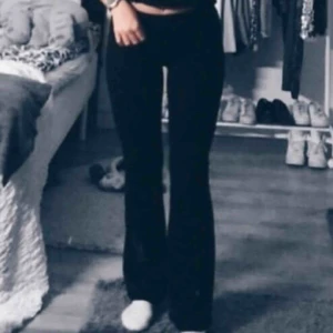  - Bootcut leggings ifrån ginatricot