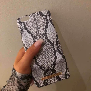  - Oanvänt skal ifrån ideal of sweden passar iPhone 6/6s plus. Säljes pågrund av fel köp av storlek.  Kan mötas upp i Stockholm och frakta. Du betalar fraktkostnaden:)