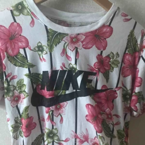  - Blommig Nike t-shirt 