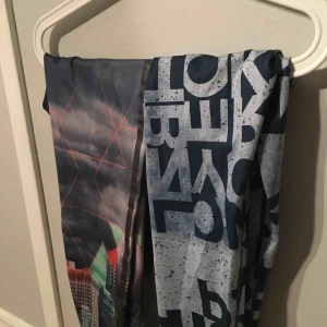  - Två träningstights från adidas. Säljer för 150 kr styck & 300 kr tillsammans. Tightsen är knappt använda & sitter som vanligt i midjan. Frakt ingår inte i priser :)