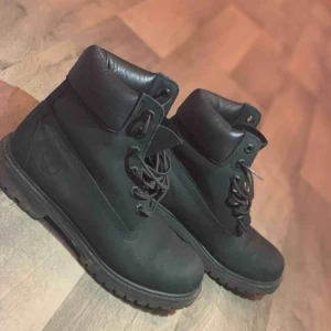  - säljer mina timberland skor som är väldigt lite använda och är i super fint skick. säljer de pga att jag inte använder dom. 