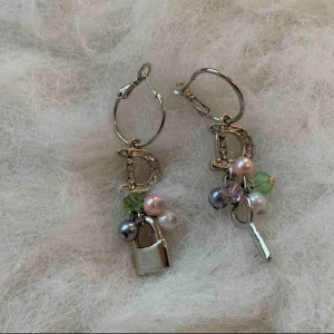  - Kan mötas upp vid t-centralen eller Odenplan, kan skicka via post 10kr på frakt