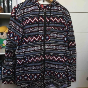  - Mönstrad kofta/tunn jacka från H&M. Har huva och fickor. 🥰🏙 Vid frakt betalar köparen frakt (60 kr) 🚨