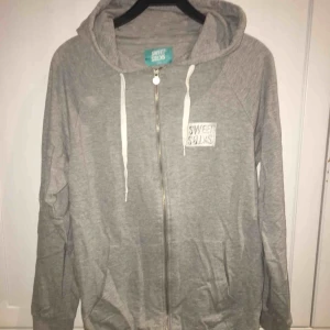  - Sweet zip Hoodie i storlek S. Skit ball, men har aldrig kommit till användning. Mitt pris är 50kr EXKLUSIVE frakt. Bud godtas med rätt att nekas. 
