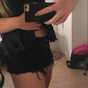  - Ett par svarta shorts från Gina Tricot nu till våren! Modellen ska vara att det är lite slitet där nere vilket är väldigt snyggt! Lite använda med ser helt nya ut! Man står för frakten