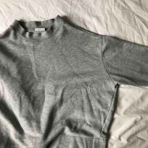  - Grå cropped sweater från weekday. Använd men fortfarande i ett jättebra skick! Swish och frakten ingår inte. 