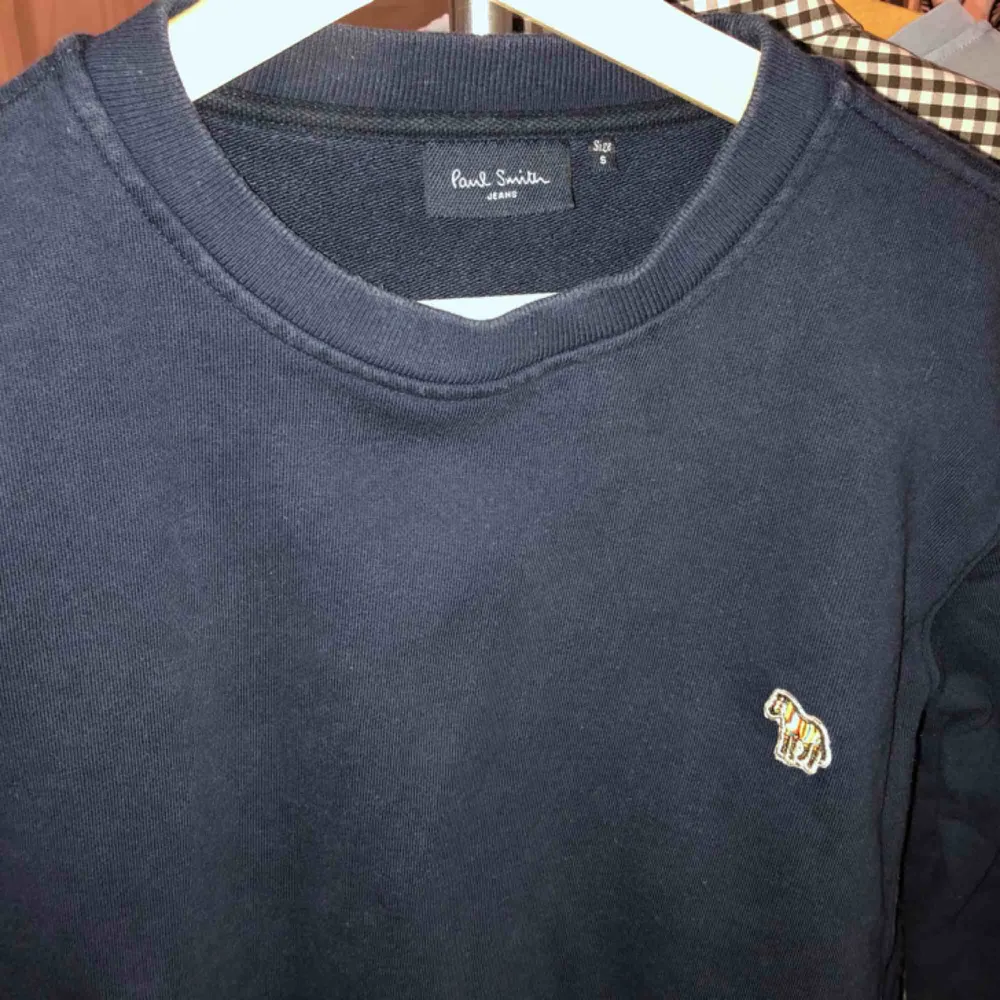 En marinblå Paul Smith crewneck. Okej skick. Köparen står för eventuell frakt (50kr), annars kan jag mötas upp i Helsingborgsområdet.. Hoodies.