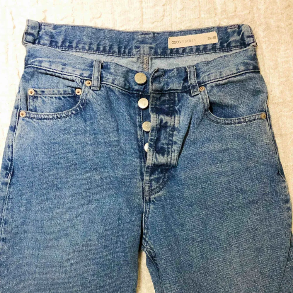 Mom jeans från asos, använd en gång. Frakt ingår.. Jeans & Byxor.