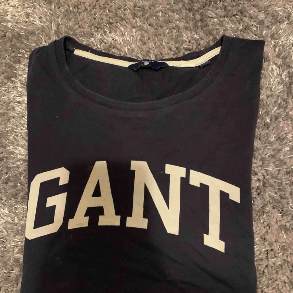 En fin mörkblå T-shirt från gant i bra skick. Den är i storlek S och säljs för att den aldrig används längre. Kan fraktas. T-shirts.