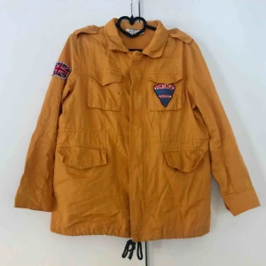  - Gul retrojacka med patches och dragkedjedetaljer. Knappt använd. Finns att hämta i Uppsala. Kan även posta, säljaren betalar då frakt.