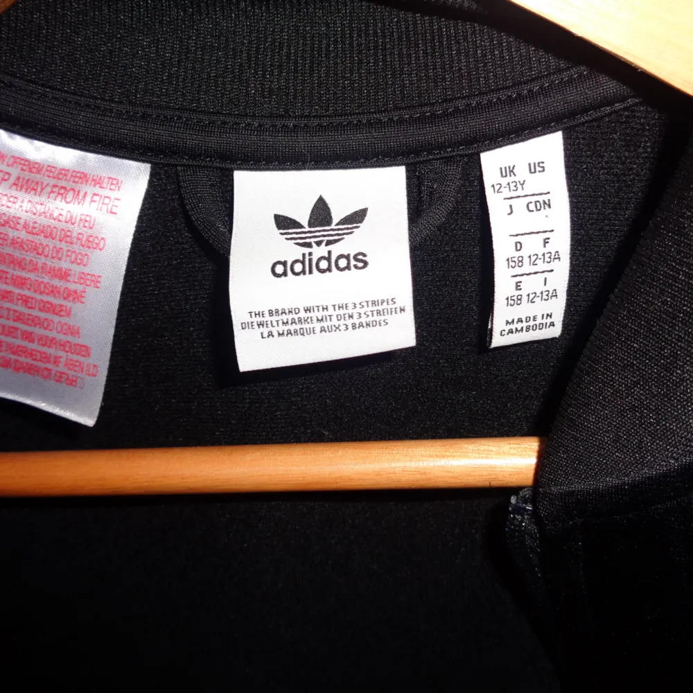 Adidas jacka,använd 4gånger, dragkedjefickor och två innerfickor, nypris:600kr mitt pris:350 kr inkl frakt,kan mötas upp <3. Jackor.