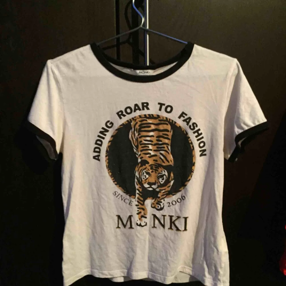 T-Shirt från Monki med fint tryck!!🐯🐯🐯. T-shirts.