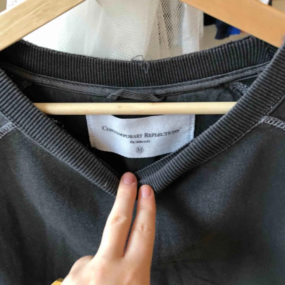 En grå tröja i jättefint skick! Köparen står för eventuell frakt (50kr), kan mötas upp i Helsingbrogsområdet.. Hoodies.