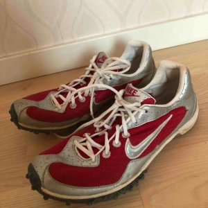  - NIKE Spikskor FRIIDROTT (ALL ROUND)  I bra skick trots använda en säsong.  FRAKT INGÅR