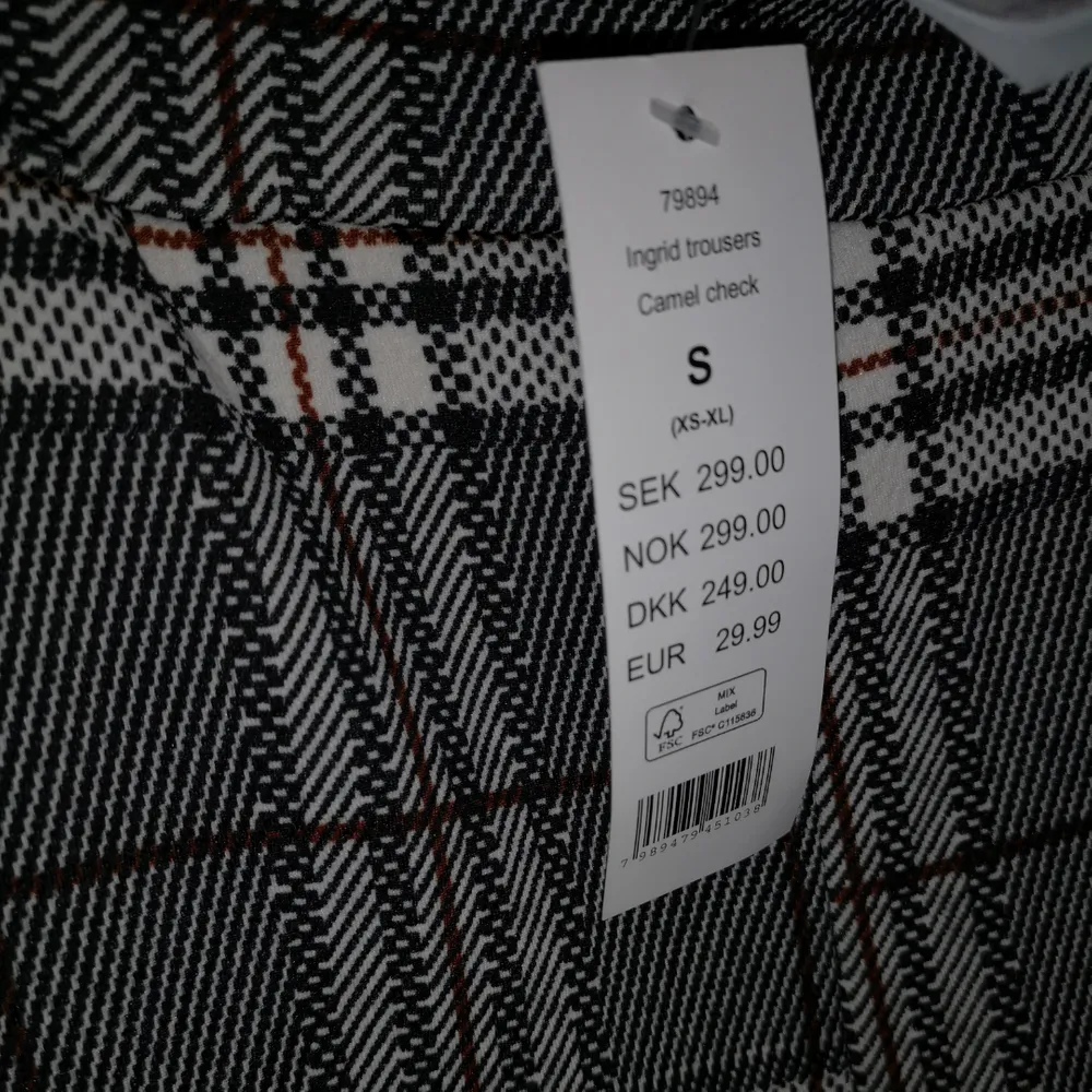Oanvända rutiga byxor från Gina tricot med prislapp. Köpare står för frakten. Köptes för 300 kr. . Jeans & Byxor.