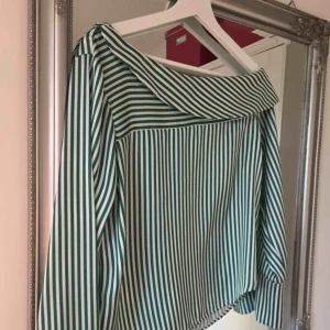  - Snygg blus från Gina, endast använd vid ett tillfälle.   Kan mötas upp i Växjö, annars tillkommer frakt!