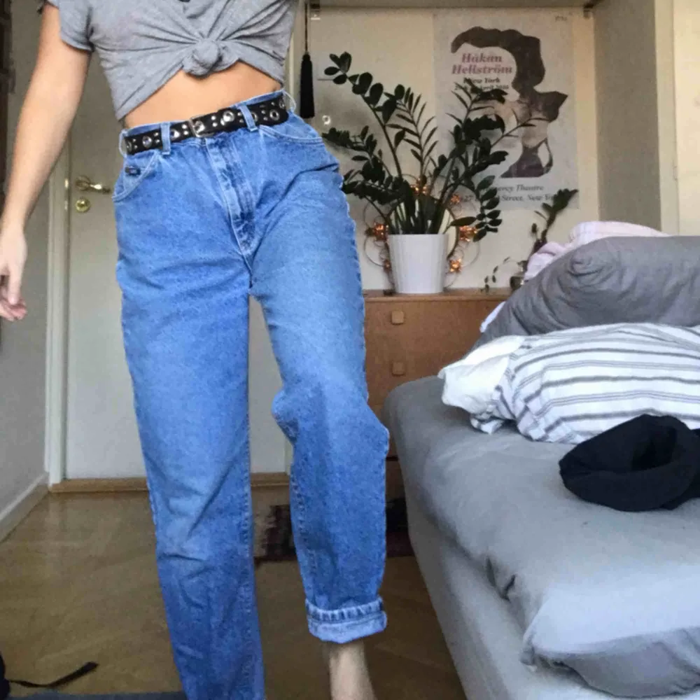 Superfina Lee-jeans som Jag tyvärr tycker är för stora på mig :( världens finaste tvätt💔 Köpt på beyond retro online. Ungefärliga mått är: Midja: 79cm Innermått ben: 75 cm Yttermått ben: 103cm. . Jeans & Byxor.