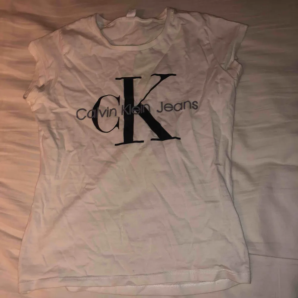 Säljer en fake Calvin Klein t-shirt. Den är kort om armarna och kan sitta tajt på en. Köptes i Grekland för nån vecka sen och inte använt så mycket alls! Tror heller inte någon märker att den är fake. Tvättas och stryks innan skick!❤️Gratis frakt. T-shirts.