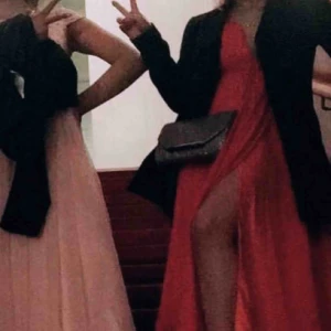  - Säljer min fina balklänning (💔) Den passar dig som är 155-165, reglerbar då en knyter banden själv så passar dig med både mindre & större byst. Har en slit & är jättebekväm men framförallt FIN! 