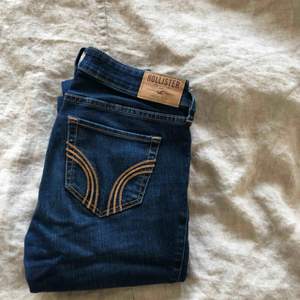 Ett par klassiska jeans från hollister! Frakt tillkommer, hör av er vid frågor!