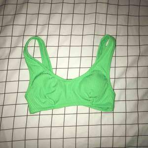 Neon grön bikini köpt i somras. Så snygg men har tyvärr blivit för liten. Använd fåtal gånger därmed väldigt bra skick!