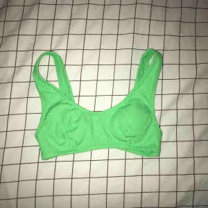  - Neon grön bikini köpt i somras. Så snygg men har tyvärr blivit för liten. Använd fåtal gånger därmed väldigt bra skick!