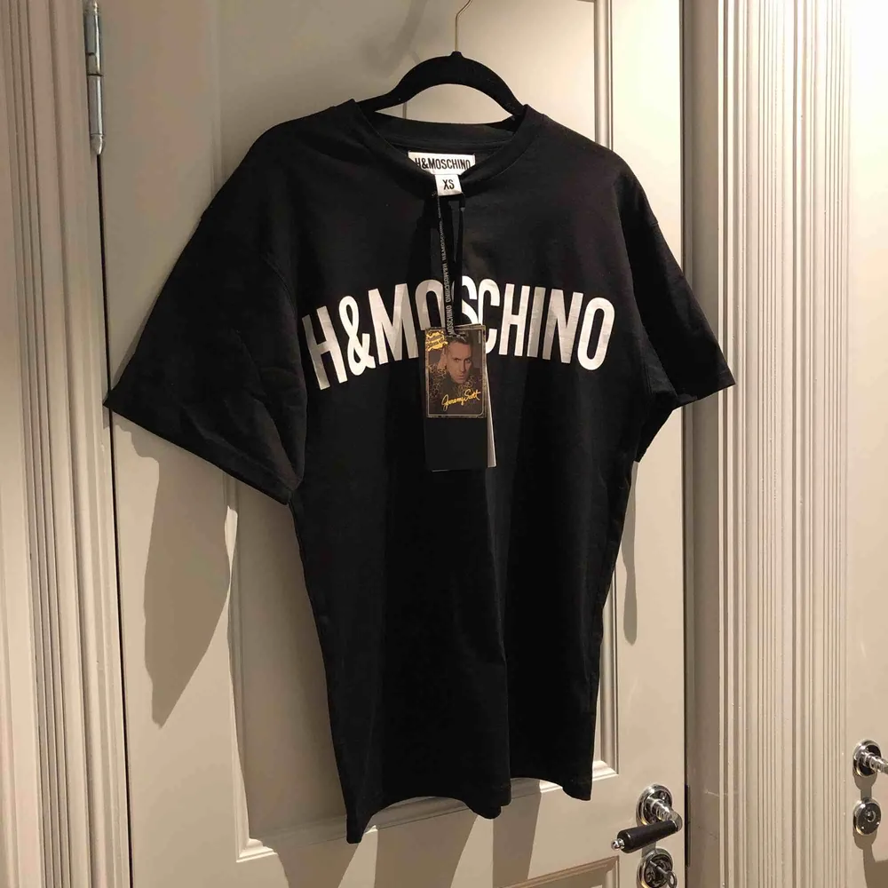 Helt oanvänd T-shirt från MOSCHINOs samarbete med H&M. Ett av de plagg som sålde slut direkt! Storlek XS fast herrmodell så snarare en S i dam. . T-shirts.