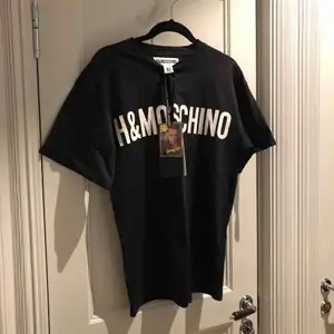 Helt oanvänd T-shirt från MOSCHINOs samarbete med H&M. Ett av de plagg som sålde slut direkt! Storlek XS fast herrmodell så snarare en S i dam. 