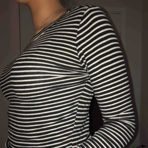  - Randig mjuk tröja från brandy Melville. Väldigt simpel men fin och skönt material. One size men är väldigt strechig material så funkar för nästan alla storlekar. Knappt använd, precis som ny!