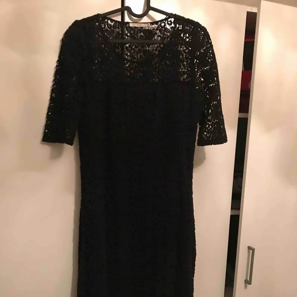 En svart Wera Stockholm klänning är fin skick och ny. Jag använde en gång i somras och nu går jag ner vikt så jag säljer den till användning . Klänningar.