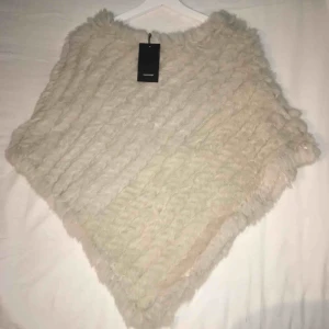  - Säljer min äkta kaninpäls poncho. Helt ny och felfri med prislappen kvar! Köpte för 600, säljer för 400 därav den är helt ny och oanvänd, så gott som ny.