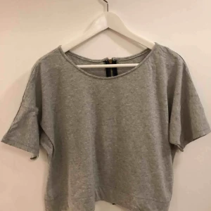  - Har några stycken av denna modell med dragkedja på ryggen. Sjukt snygg på, men tyvärr inga bilder då den inte skulle göra sig rättvis på mig. 25:- plus frakt 18:- 