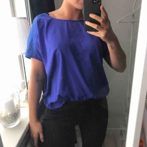  - En finare t-shirt från Vero Moda med snygga detaljer på axlarna, små små paljetter. Jättefin blå färg, endast använd fåtal gånger. Köparen står för frakt