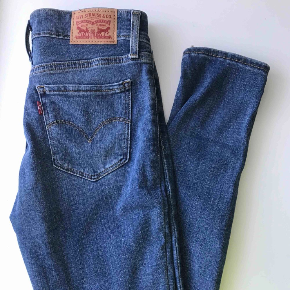 Ny Levis jeans använda 1 gång säljer dom tyvärr för att dom är för små men otroligt bekväma!. Jeans & Byxor.