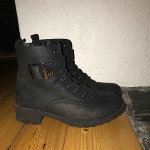  - Lättfodrade kängor. Bara använda några gånger. 😊