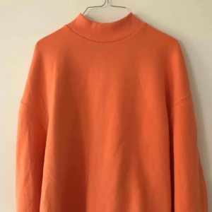  - Collegetröja från Bershka med halvpolo. Superskön men kommer aldrig till användning. Korall i färgen. Den sitter oversize. 