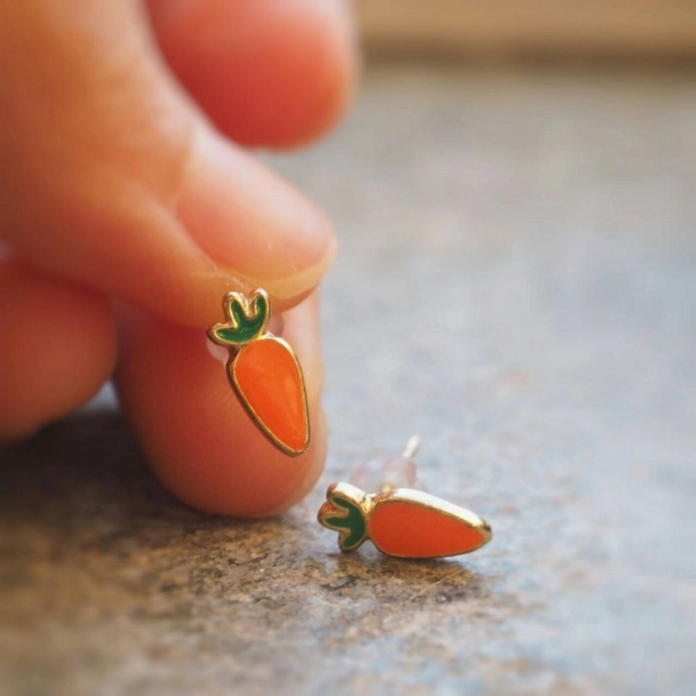 carrot earrings (new) frakt 15 kr. Accessoarer.