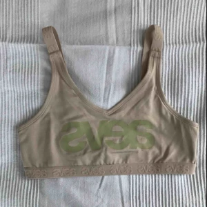  - En supersnygg topp från SVEA som aldrig är använd! Ska ha mediumstöd🌸💕