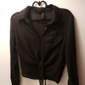  - Genomskinlig skjorta med knyte från vero moda.  Använd fåtal gånger så mycket bra skick! Ni står för frakten som är 22 kr 🌸