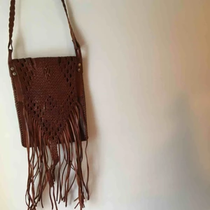  - Handgjord väska i äkta läder. Flätat axelband.