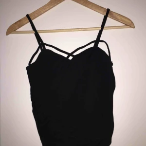  - Kort topp med snygga detaljer framtill. Oanvänd. Köparen står för frakten