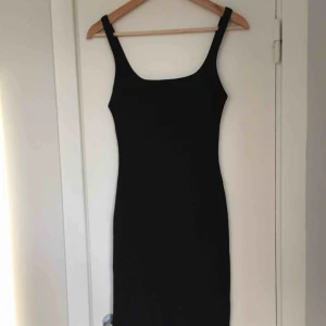  - Svart tajt klänning som går ner till knäna. Aldrig använd. Köpt på Zara. Köparen står för frakten
