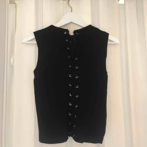  - Fint stickat & ribbat linne med knyte i ryggen från zara. Använd några få gånger, alltså i fint skick! Mer som en xs än en s. Köparen står för frakten på 36:- & betalning sker via swish! 💕