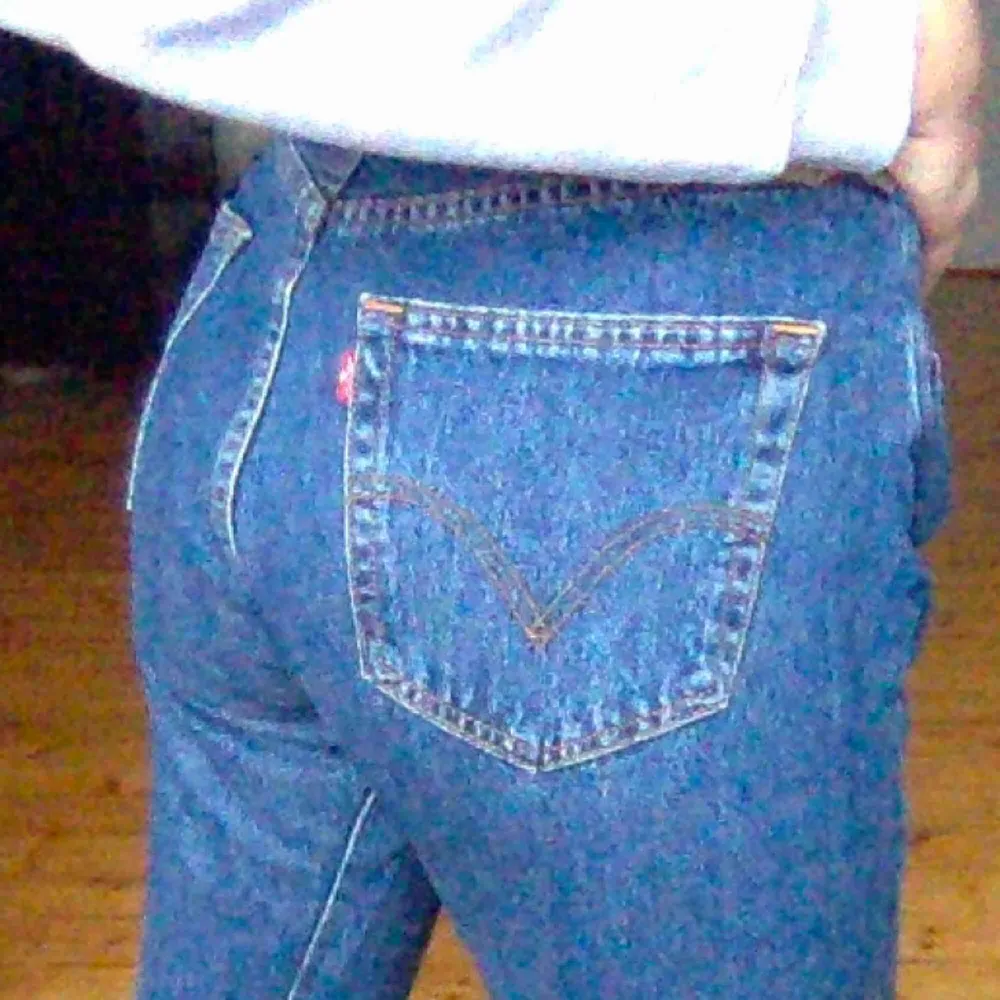 2ndhand levi’s byxor, perfekt mörkblåa jeans. säljer pga inte använder de längre❄️. Jeans & Byxor.