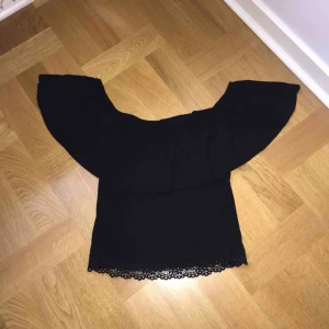  - Söt svart offshoulder topp från Bershka. Köparen står för frakten