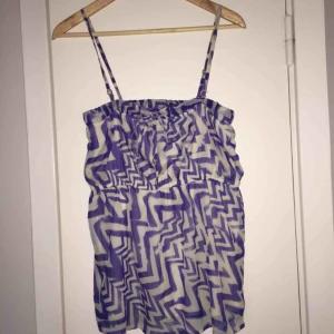  - Söt topp från Veromoda. Går enkelt att göra axelbandslös genom avtagbara band. Oanvänd. Köparen betalar frakt