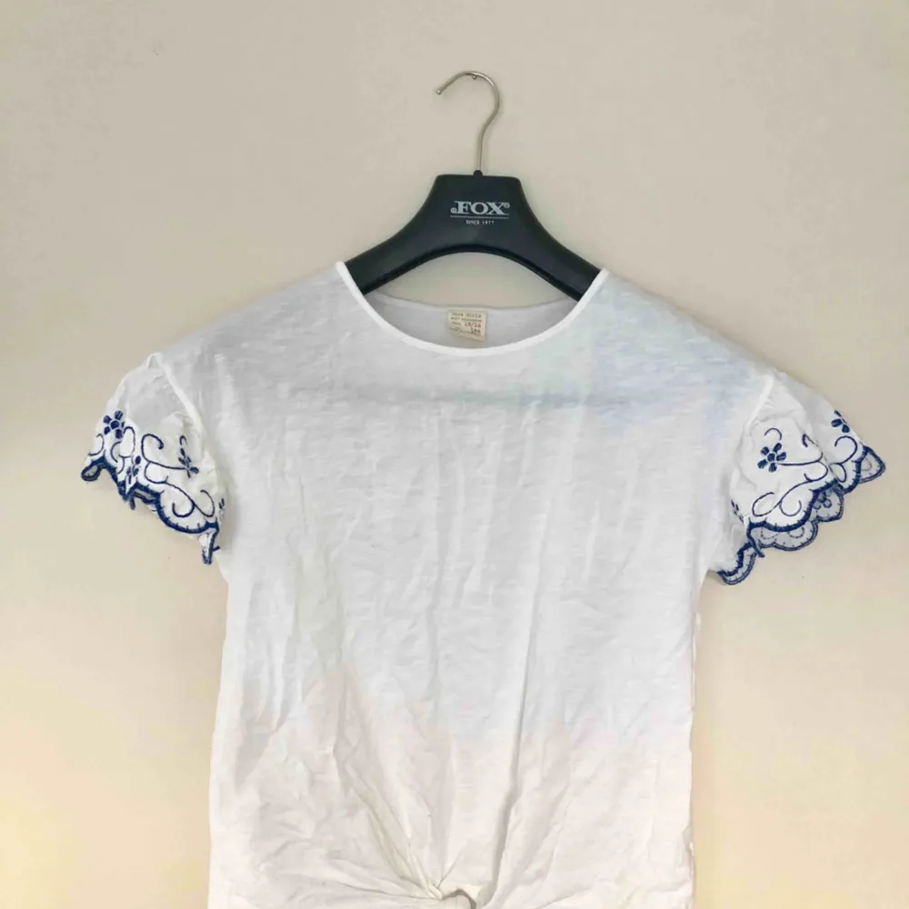 Jättesöt vit t-shirt med fina detaljer på ärmarna från zara. Knappt använd. Köparen står för eventuell fraktkostnad❣️. Skjortor.