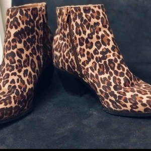  - Supersnygga och dyra boots som tyvärr inte kommer till användning pga hög fotknöl... 