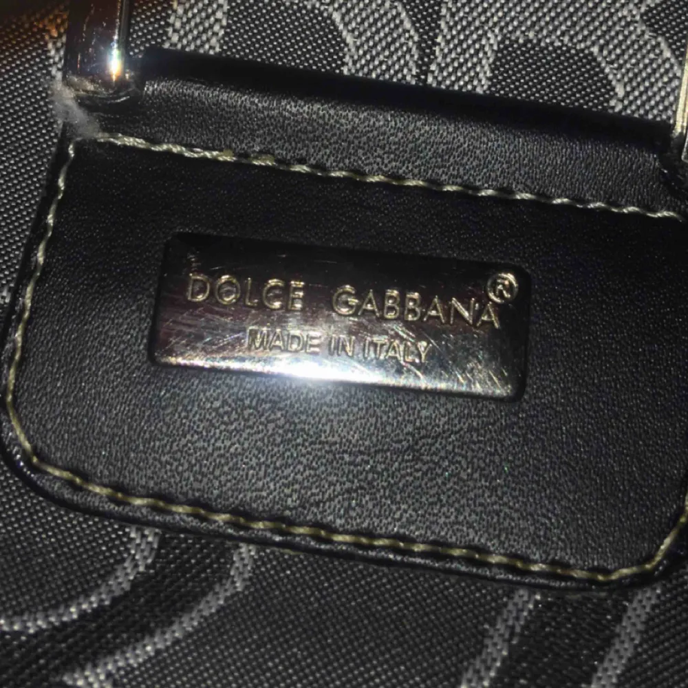 Liten handväska från dolce cabbana, den kan vara äkta men vet inte så vill inte sälja den hur billigt slm helst! 150kr . Accessoarer.